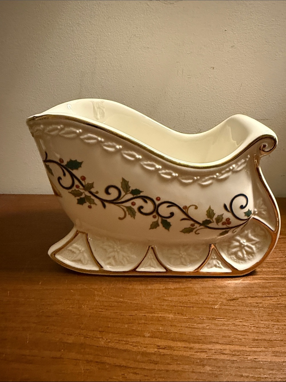 Mikasa Fine Porcelain Christmas Holly Sleigh Centerpiece Bowl (model KT410/990).